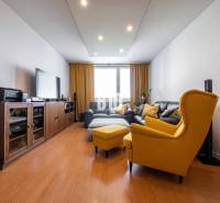 Príjemný 4 izbový byt s balkónom - Klokočina - Obývačka v 4-izbovom byte s podlahou s dreveným dekorom a žltými kreslami.