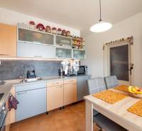 Príjemný 4 izbový byt s balkónom - Klokočina - Kuchyňa v 4-izbovom byte s počítačom a kuchynskou linkou v drevenom dekore.