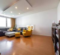 Príjemný 4 izbový byt s balkónom - Klokočina - Obývacia izba v 4-izbovom byte s podlahou s dreveným dekorom a pohodlným nábytkom.