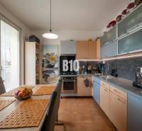 Príjemný 4 izbový byt s balkónom - Klokočina - Kuchyňa v 4-izbovom byte s jedálenským stolom a vstavanými spotrebičmi.