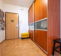 Príjemný 4 izbový byt s balkónom - Klokočina - Chodba v 4-izbovom byte s dlažbou a vstavanou skriňou.