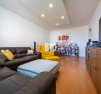 Príjemný 4 izbový byt s balkónom - Klokočina - Obývacia izba v 4-izbovom byte s podlahou s dreveným dekorom a pohodlným sedením.