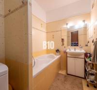 Príjemný 4 izbový byt s balkónom - Klokočina - Kúpeľňa so žltými obkladmi, vaňou, umývadlom a úložným priestorom v 4-izbovom byte.