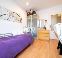 Príjemný 4 izbový byt s balkónom - Klokočina - Izba v 4-izbovom byte s jednolôžkom, skriňou a podlahou s dreveným dekorom.