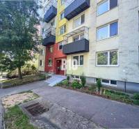 Príjemný 4 izbový byt s balkónom - Klokočina - V Nitre sa nachádza bytový dom so zaujímavou farebnou fasádou v blízkosti zelene.