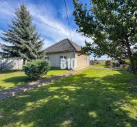 Rodinný dom s veľkým pozemkom (4641 m2)  - Ondrejovce - Rodinný dom v Ondrejovciach obklopený zeleným trávnikom a stromami v priestrannej záhrade.