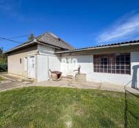 Rodinný dom s veľkým pozemkom (4641 m2)  - Ondrejovce - Rodinný dom v Ondrejovciach, staršia stavba s drevenými oknami a satelitom na streche.