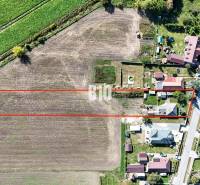 Rodinný dom s veľkým pozemkom (4641 m2)  - Ondrejovce - Letecký pohľad na pozemok a rodinné domy v Ondrejovciach.