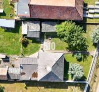 Rodinný dom s veľkým pozemkom (4641 m2)  - Ondrejovce - Rodinný dom v Ondrejovciach s prístavbami, záhradou a priľahlou cestou.