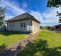 Rodinný dom s veľkým pozemkom (4641 m2)  - Ondrejovce - Rodinný dom v Ondrejovciach s trávnatým dvorom pod modrou oblohou.