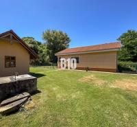 Rodinný dom s krásnym veľkým pozemkom ( stavebným) - Nové Sady - Dvor rodinného domu v Nových Sadoch s dvoma budovami a studňou, obklopený zeleňou.