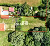 Rodinný dom s krásnym veľkým pozemkom ( stavebným) - Nové Sady - Letecký pohľad na rodinný dom v Nových Sadoch s rozľahlým pozemkom a záhradou.