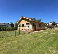 Rodinný dom s krásnym veľkým pozemkom ( stavebným) - Nové Sady - Rodinný dom v Nových Sadoch obklopený priestrannou, zelenou záhradou a plotom.