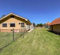 Rodinný dom s krásnym veľkým pozemkom ( stavebným) - Nové Sady - Rodinný dom v Nových Sadoch s dvoma budovami a trávnatým pozemkom, obkolesený plotom.