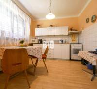 Rodinný dom s krásnym veľkým pozemkom ( stavebným) - Nové Sady - Kuchyňa v rodinnom dome s jedálenským stolom, linkou a spotrebičmi.