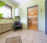 Rodinný dom s krásnym veľkým pozemkom ( stavebným) - Nové Sady - Interiér rodinného domu s predsieňou, rastlinou, kreslom a výhľadom do kuchyne.