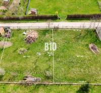 Jelenec  - Nádherný pozemok pri lese - 687 m2 - Letecký pohľad na pozemky - bývanie v Jelenci, každý s plochou 687 m2.