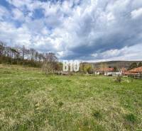 Jelenec  - Nádherný pozemok pri lese - 687 m2 - Rozľahlé zelené pozemky na bývanie v Jelenci s výhľadom na okolitú prírodu.
