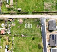 Jelenec  - Nádherný pozemok pri lese - 687 m2 - Letecký pohľad na pozemky - bývanie v Jelenci so susednými domami a zeleňou.