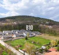 Jelenec  - Nádherný pozemok pri lese - 687 m2 - Pozemky na bývanie v Jelenci obklopené zeleňou a lesmi na svahoch.