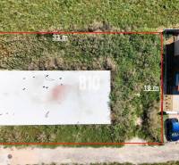 Základová doska na  575 m2 pozemku - Čeľadice - Pozemky v Čeľadiciach vhodné na bývanie, so záberom na susednú stavbu.