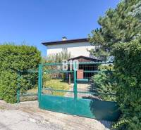 Rodinný dom s nádherným 8 árovým pozemkom na Kamennej ulici - Rodinný dom na Kamennej ulici v Nitre so záhradnou bránou a zeleňou.