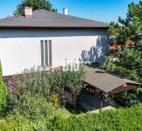 Rodinný dom s nádherným 8 árovým pozemkom na Kamennej ulici - Rodinný dom na Kamennej ulici v Nitre obklopujú okrasné stromy a zeleň.