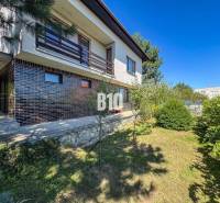 Rodinný dom s nádherným 8 árovým pozemkom na Kamennej ulici - Rodinný dom na Kamennej ulici v Nitre s trávnatou záhradou a terasou.