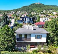 Rodinný dom s nádherným 8 árovým pozemkom na Kamennej ulici - Rodinný dom na Kamennej ulici v Nitre obklopený zeleňou a ďalšími domami.