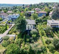 Rodinný dom s nádherným 8 árovým pozemkom na Kamennej ulici - Letecký pohľad na rodinný dom na Kamennej ulici v Nitre obklopený zeleňou a záhradou.