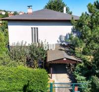 Rodinný dom s nádherným 8 árovým pozemkom na Kamennej ulici - Rodinný dom na Kamennej ulici v Nitre obklopený zeleňou a stromami.