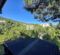 Rodinný dom s nádherným 8 árovým pozemkom na Kamennej ulici - Záhrada pri rodinnom dome na Kamennej ulici v Nitre s výhľadom na les.