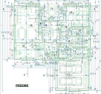 6 izbový rodinný dom  - DVOJGARÁŽ - CABAJ časť Riegler - Pôdorys prízemia rodinného domu, obsahujúci garáž, obývaciu izbu a kuchyňu.