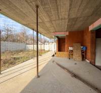 6 izbový rodinný dom  - DVOJGARÁŽ - CABAJ časť Riegler - Stavba rodinného domu v počiatočnej fáze, s drevenými panelmi a betónovým stropom.