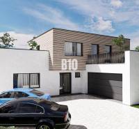 6 izbový rodinný dom  - DVOJGARÁŽ - CABAJ časť Riegler - Rodinný dom s jedným poschodím, garážou a dvoma autami, obklopený zeleňou.