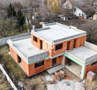 6 izbový rodinný dom  - DVOJGARÁŽ - CABAJ časť Riegler - Stavebný projekt: rodinný dom, tehlová konštrukcia, bez strechy, v prírodnom prostredí.