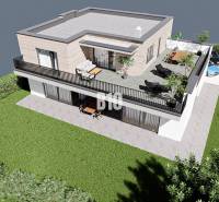 6 izbový rodinný dom  - DVOJGARÁŽ - CABAJ časť Riegler - Rodinný dom s priestrannou terasou obklopený záhradou a parkoviskom pre autá.