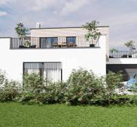 6 izbový rodinný dom  - DVOJGARÁŽ - CABAJ časť Riegler - Rodinný dom s terasou obklopený zeleňou, parkovanie pre auto, modrá obloha.