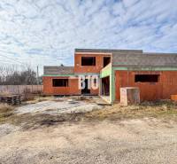 6 izbový rodinný dom  - DVOJGARÁŽ - CABAJ časť Riegler - Nedokončený rodinný dom z tehál v tichom prostredí, ideálny pre budúcich majiteľov.