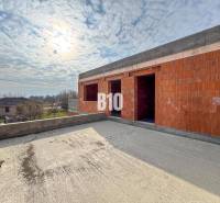 6 izbový rodinný dom  - DVOJGARÁŽ - CABAJ časť Riegler - Stavba rodinného domu s tehál, vedľa nehnuteľnosti, jasná obloha, výstavba.