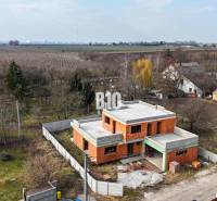 6 izbový rodinný dom  - DVOJGARÁŽ - CABAJ časť Riegler - Rodinný dom vo výstavbe, obkolesený záhradou, vidiecky výhľad na polia.