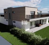 6 izbový rodinný dom  - DVOJGARÁŽ - CABAJ časť Riegler - Rodinný dom s terasou, záhradou a dreveným obkladom, ideálny na bývanie.