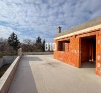 6 izbový rodinný dom  - DVOJGARÁŽ - CABAJ časť Riegler - Rodinný dom vo výstavbe s terasou na veľkom dvore, obklopený prírodou a stromami.