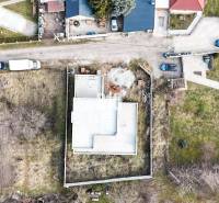 6 izbový rodinný dom  - DVOJGARÁŽ - CABAJ časť Riegler - Rodinný dom vo výstavbe na pozemku, obklopený záhradou a susednými domami.