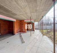 6 izbový rodinný dom  - DVOJGARÁŽ - CABAJ časť Riegler - Stavba rodinného domu s tehlovými stenami na priestrannom pozemku v prírode.