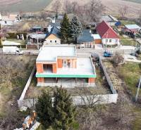 6 izbový rodinný dom  - DVOJGARÁŽ - CABAJ časť Riegler - Stavba rodinného domu s garážou v príjemnom vidieckom prostredí medzi rodinnými domami.