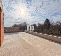 6 izbový rodinný dom  - DVOJGARÁŽ - CABAJ časť Riegler - Výhľad z terasy rodinného domu s výhľadom na záhradu a stromy.