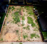 Štitáre - Pozemok so stavebným povolením -  805 m2 - Pozemky na bývanie v Štitároch, rozdelené na 805 m² a 802 m².