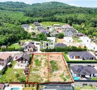 Štitáre - Pozemok so stavebným povolením -  805 m2 - Pozemky - bývanie v Štitároch, obklopené domami a lesmi, pripravené na výstavbu.