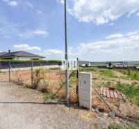 Štitáre - Pozemok so stavebným povolením -  805 m2 - Pozemok na bývanie v Štitároch s výhľadom na okolie a prístupovou cestou.